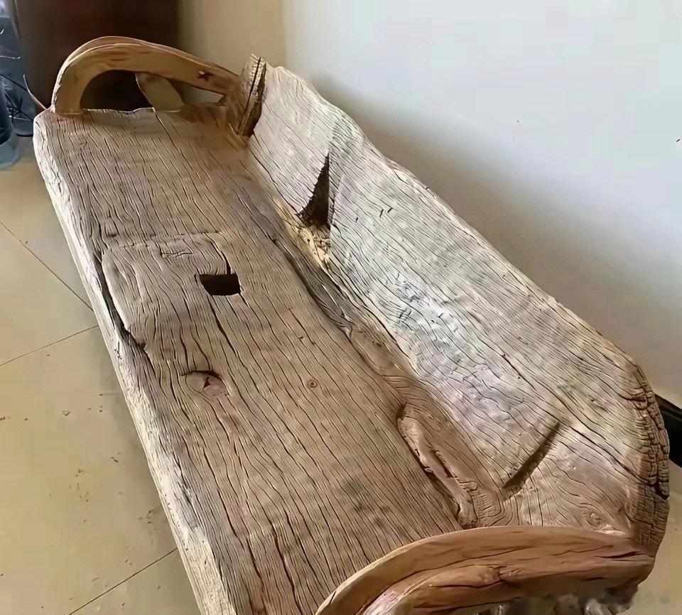 这张破木椅子，老人家要价卖一万八，大家看看值不值