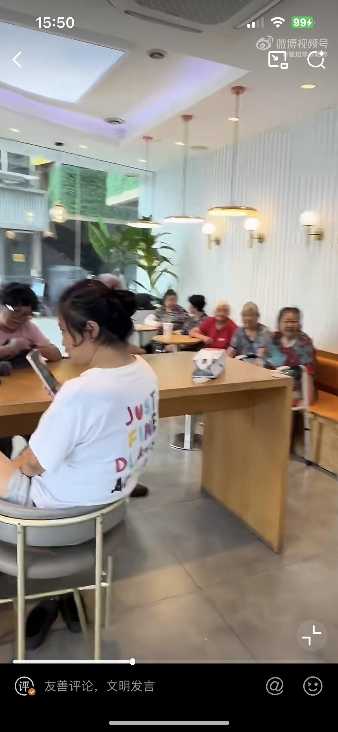 奶茶店老板看到店内座无虚席，开心的要哭了，全都是一帮不消费，蹭空调，占座位的大爷