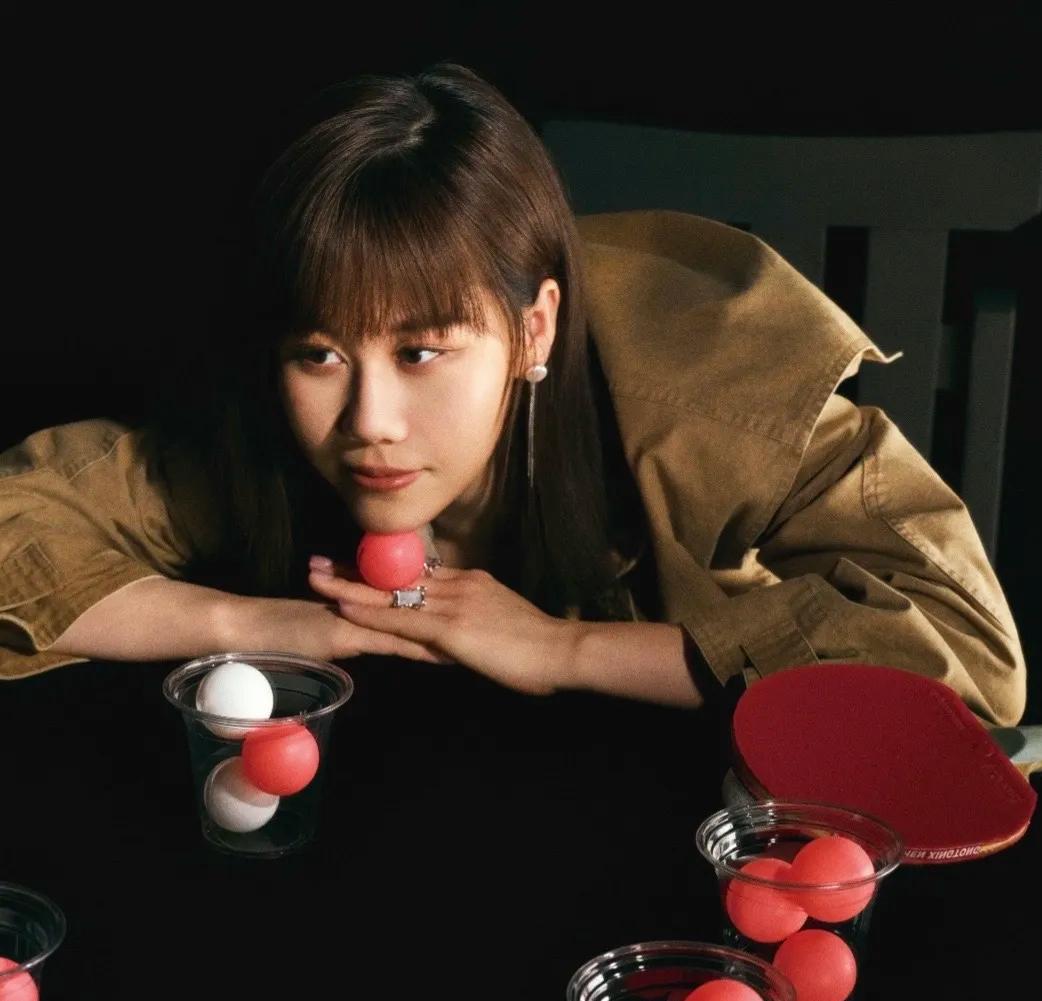 同同是最完美的女孩
知性大方美丽

体育生
传统意识中
都是学习不好的

同同给