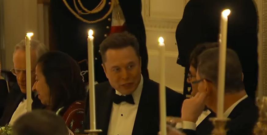 视频画面显示：埃隆·马斯克与多位嘉宾一同出席特朗普与沙特王储的晚宴。 