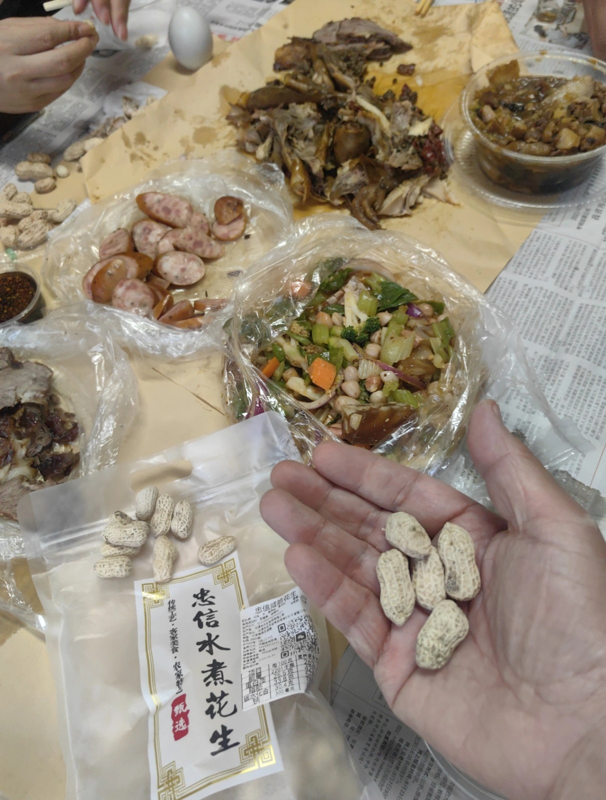 木空不空光头强提前备好菜，来半书酒屋蹭酒，还叫了俩酒友。四人六菜一大饼，我说“6