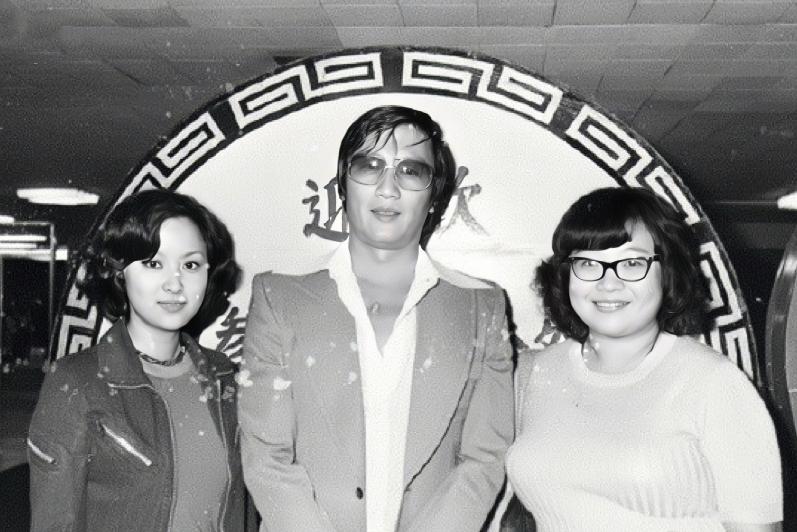 谢贤和甄珍、沈殿霞，一张罕见的合影，这张黑白合影拍摄于1975年香港机场，是极具