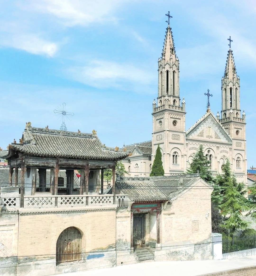 ，白求恩大夫曾经住过一夜的山西省新绛县大教堂！图一远眺；图二正面；图三内部；图四