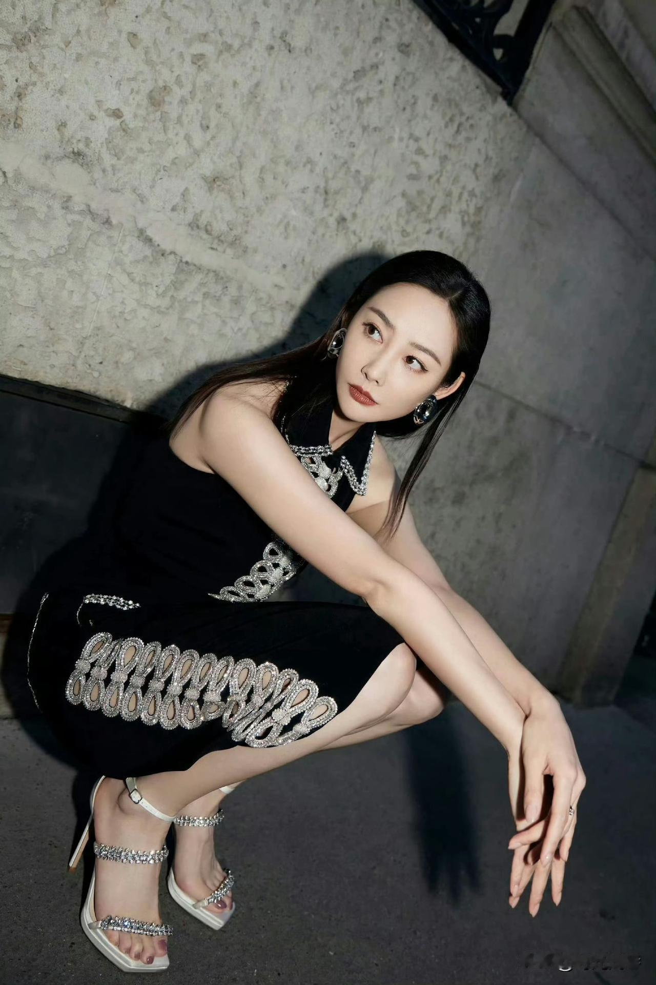 李纯，一个演技出色的美女演员。照片中的她，从头到脚都美的如此精致！