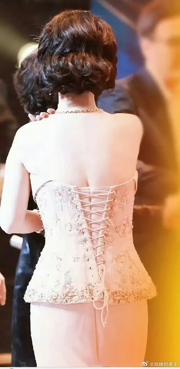 杨紫说我的花期到了礼服是不是有些不合身？ 