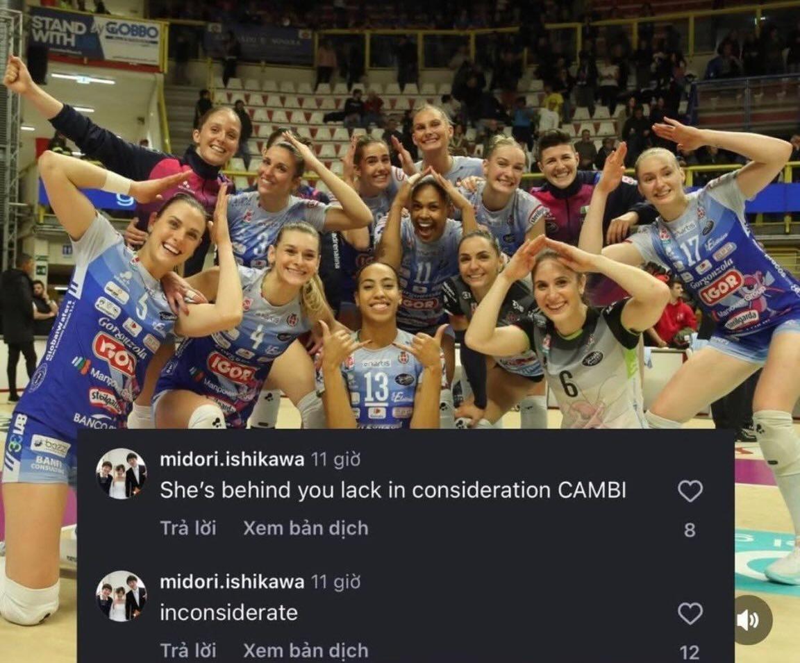 在近期表现有些低迷的石川真佑，在上一场战胜布斯托阿斯奇奥的赛后合影中，因被队友坎