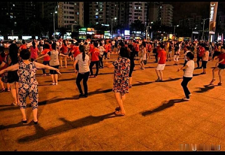 别总觉得中老年人跳广场舞就是“跟风热闹”！你仔细看就知道，那踩着鼓点的脚步里，藏