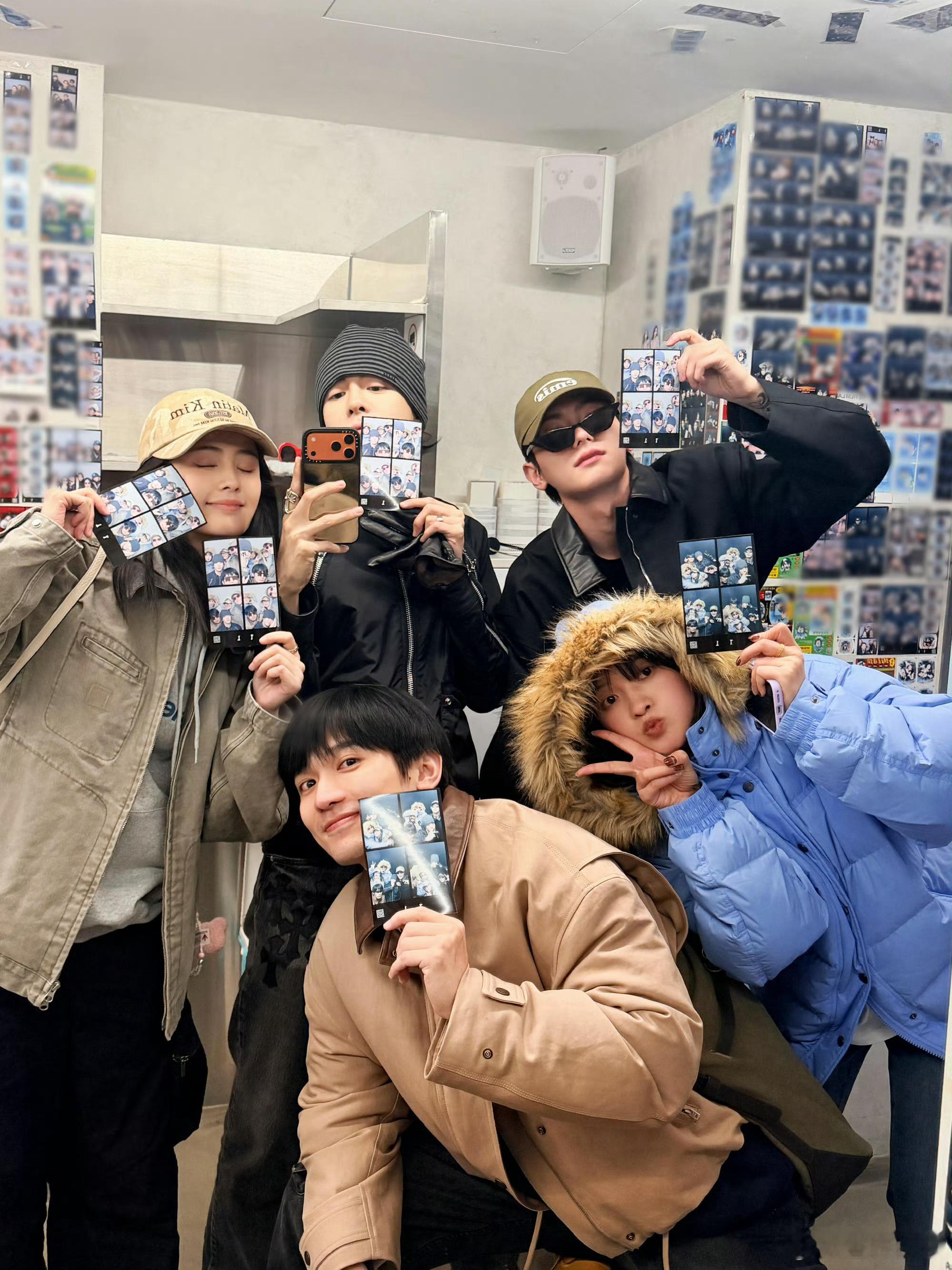 白鹿曾舜晞梁永棋陈鹤一团建合照啊啊啊啊白鹿、曾舜晞、梁永棋、陈鹤一韩国团建合照，