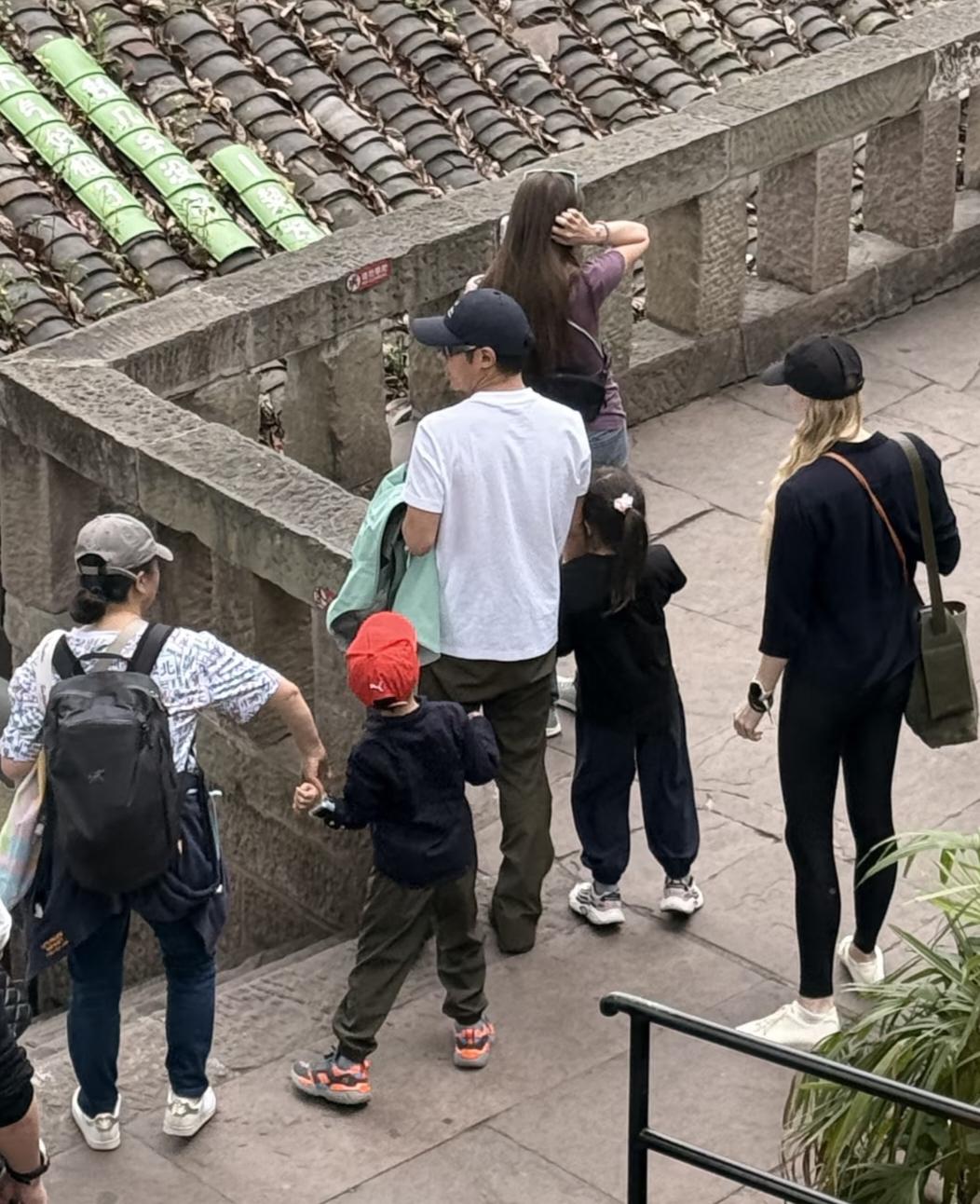 5月9日，撒贝宁和老婆带一对龙凤胎子女现身重庆下浩里游玩，身边还跟着一位保姆，三