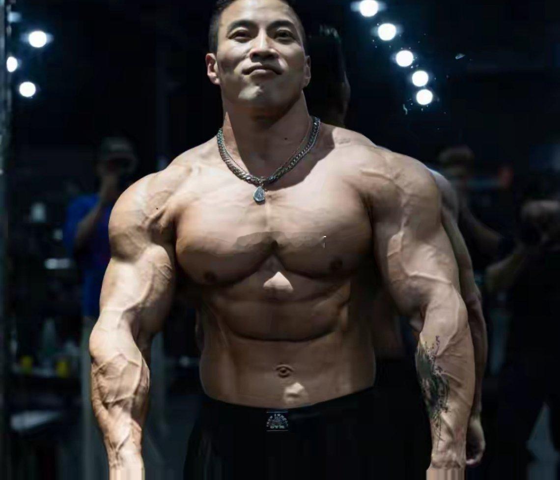 摇身一变成为女生都喜欢的肌肉男。 