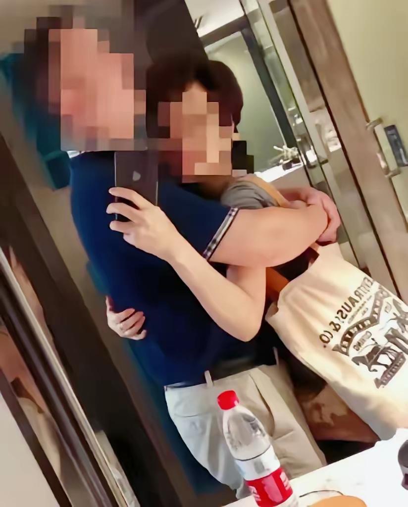 德阳出轨事件
 
6月9日，四川德阳一女子在德阳城市轨道交通职业学院门口实名举报