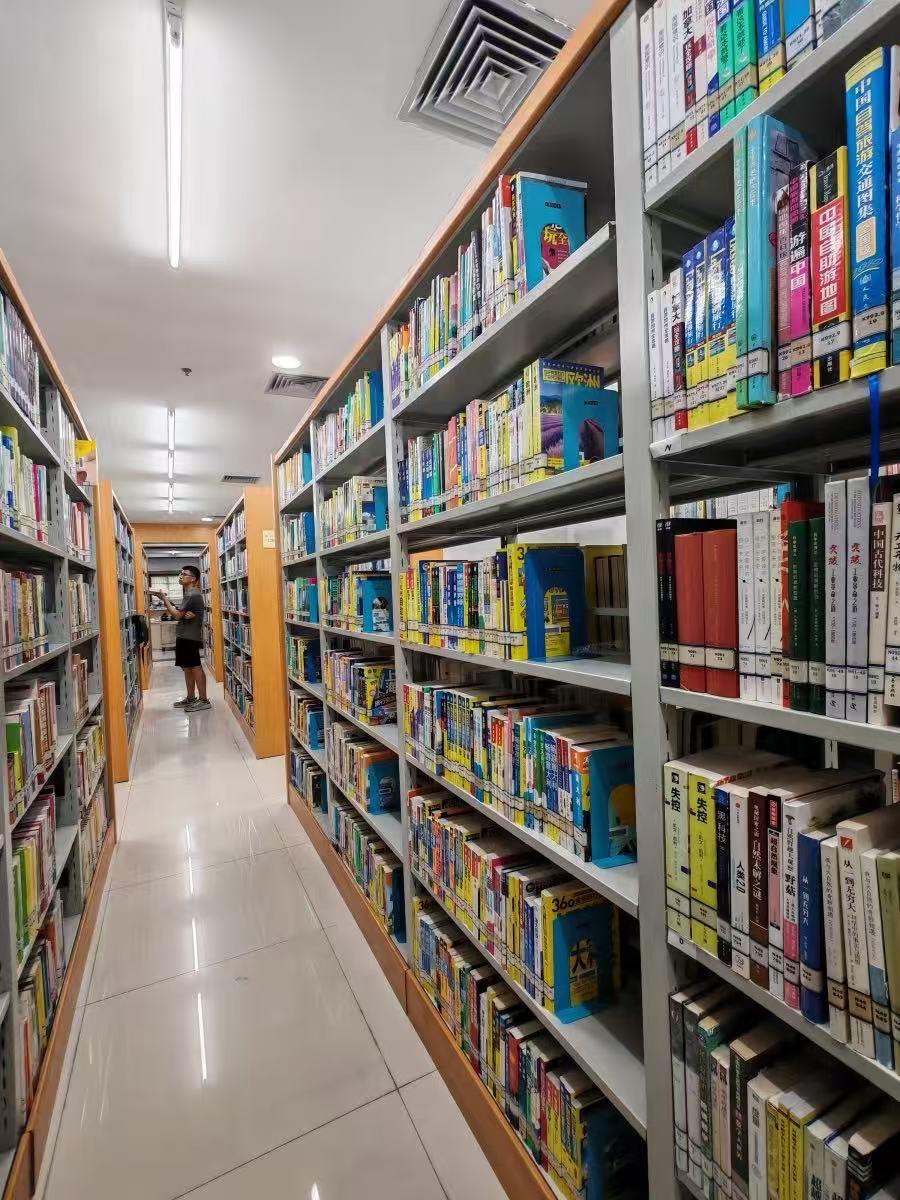 我终于又出来工作了。退休了，我在家闲的难受，每天在家里，除了收拾屋子、买菜做饭