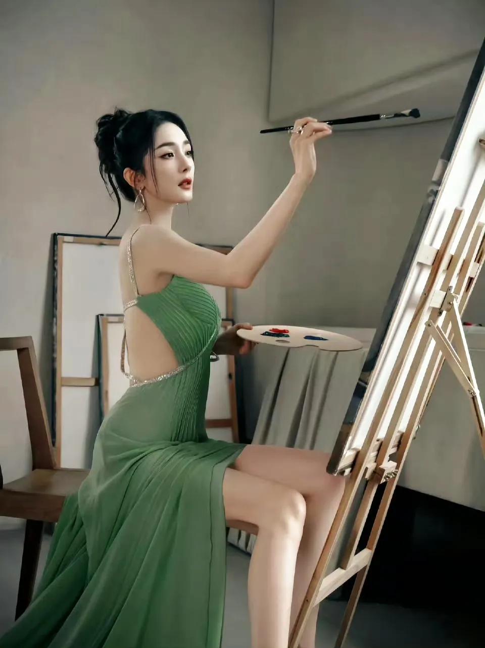 都是画画，
章泽天和杨幂的气质咋就不一样呢？
一个性感，一个知性。
但是都很养眼
