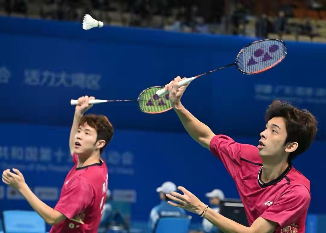 刘阳/刘毅VS何济霆/林祥毅，一场关于泡面的恩怨随之展开。[捂脸]
双刘最后也逆