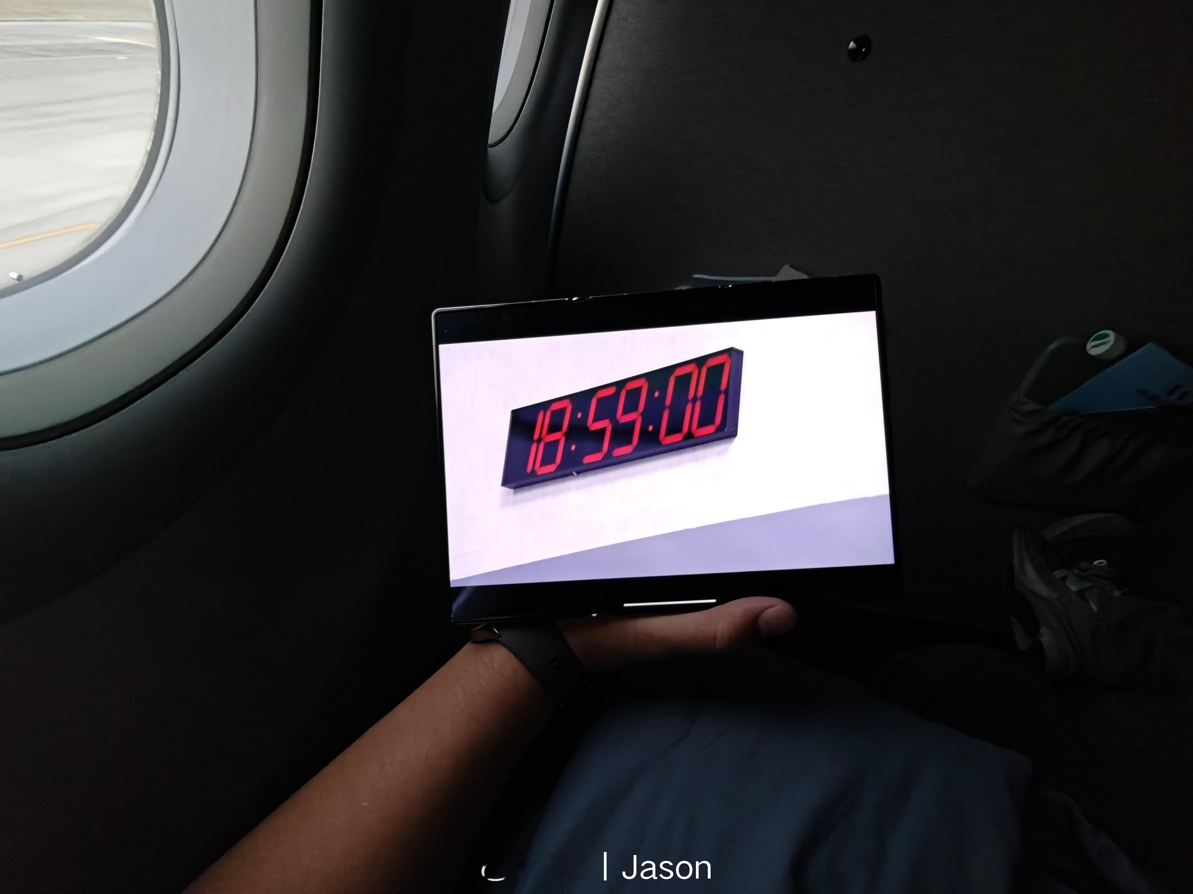 差旅中的思考 三折叠大屏很爽。3C 充电头真的很方便，随地大小充。最近国航对我还