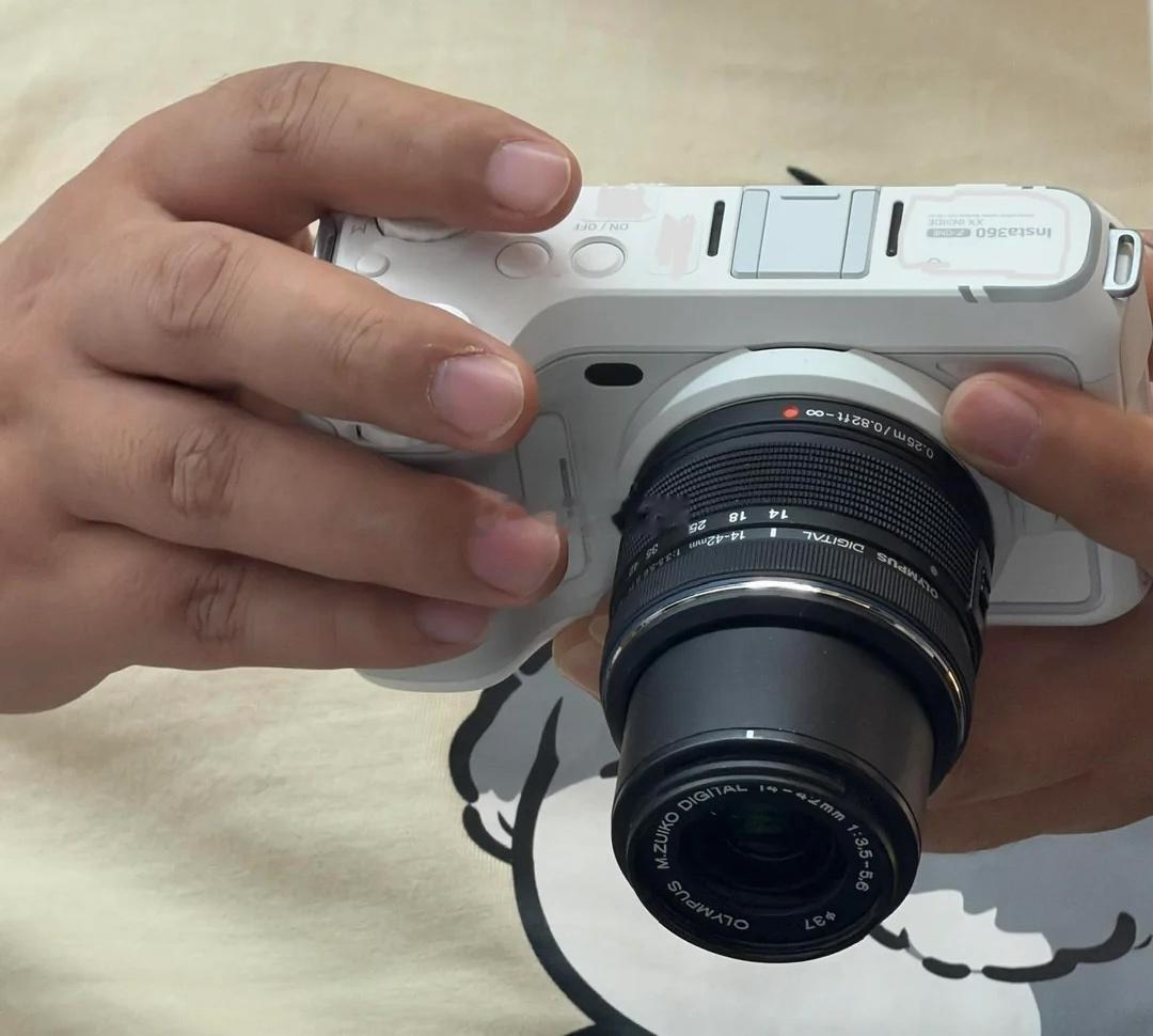 又刷到insta 做的可换镜头无反，整体的大小看起来很像我现在用的佳能R50V，