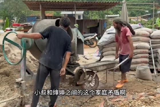 小松在越南给五叔盖房子，工地缺小工，主要原因是小婶跟小叔生气不来上班了。小松嘴里