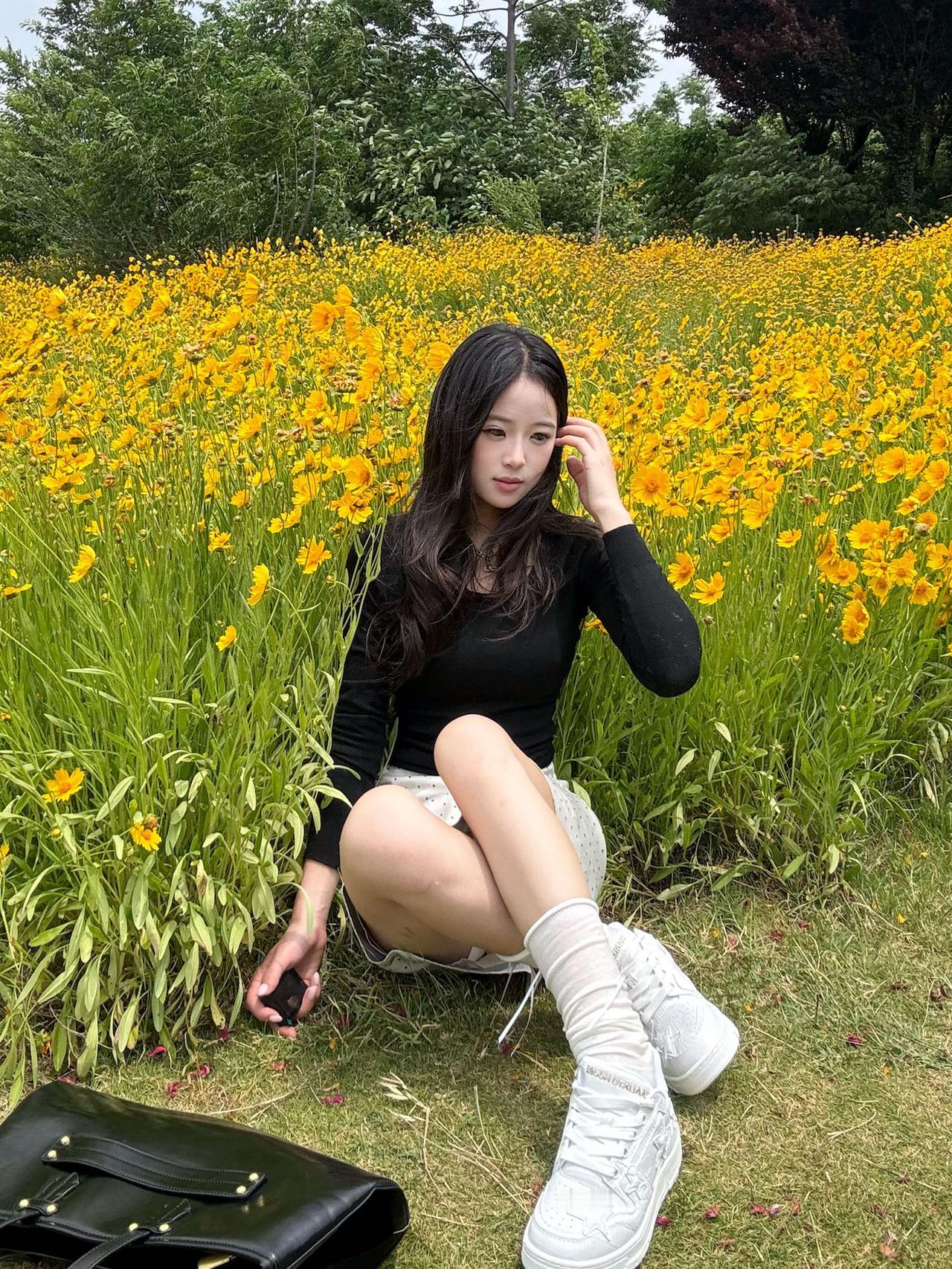 ✨星星小白鞋｜我的夏日出片神器|||出门赏花的一身搭配，黑上衣+波点半裙超级温柔