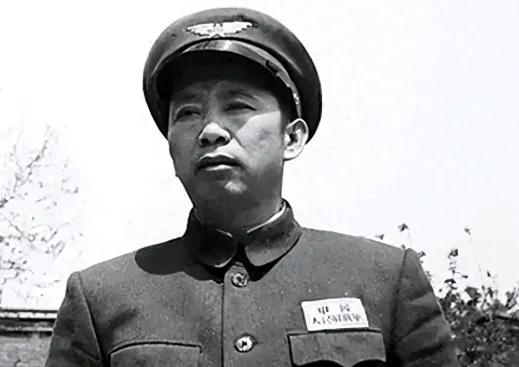 在一次战斗发起之前，刘亚楼和一个参谋对表，发现自己的表慢了。他不信，认为肯定不是