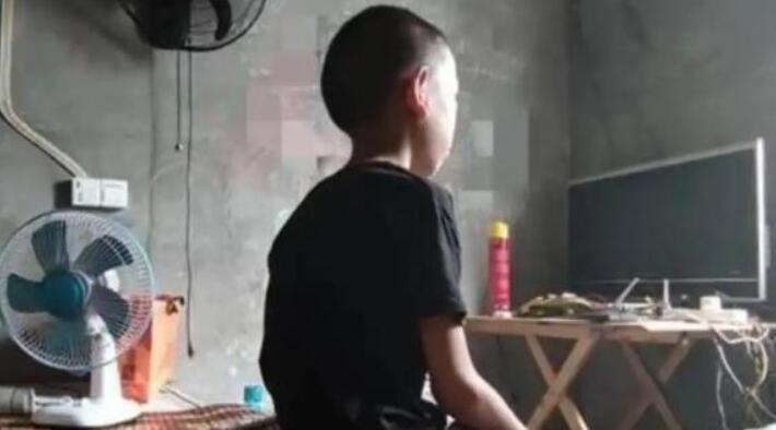 四川自贡出了个事儿，挺让人揪心的。有个12岁的男孩，他爸在医院快不行了，他守在旁