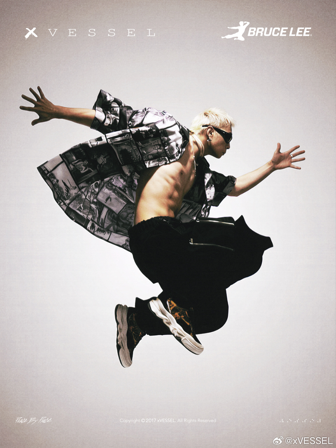 为什么街头文化一直追崇李小龙？因为他突破偏见，坚持自我的姿态，恰好与街头精神不谋