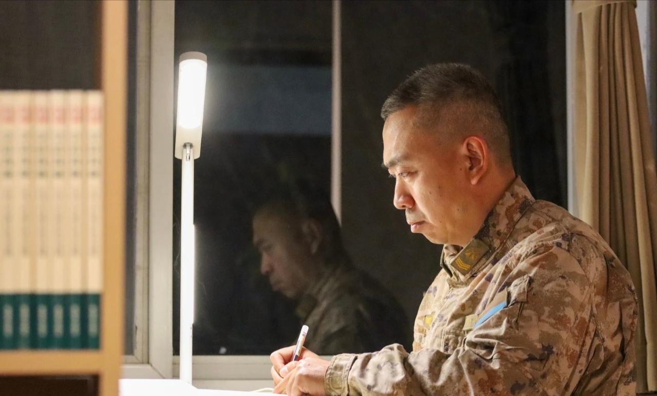 徐鹏林，中部战区空军某部三级军士长，专业技师。入伍21年来，长期深耕练兵备战一线