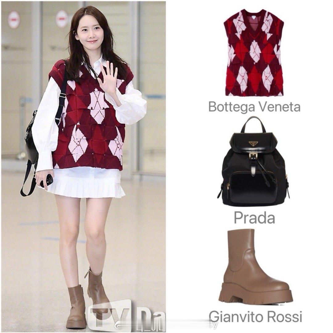 林允儿近日机场私服解析两则，马甲叠穿衬衫和风衣搭配长裤，大家pick哪种look