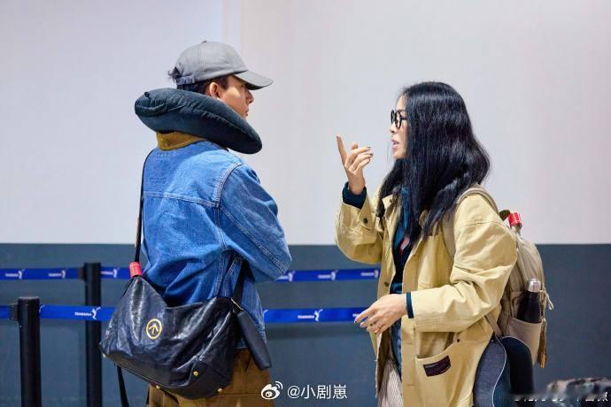 张晚意这真不能怪那英那英看张晚意晒分层急着帮抹防晒，以为没涂匀，谁料是太阳晒的！