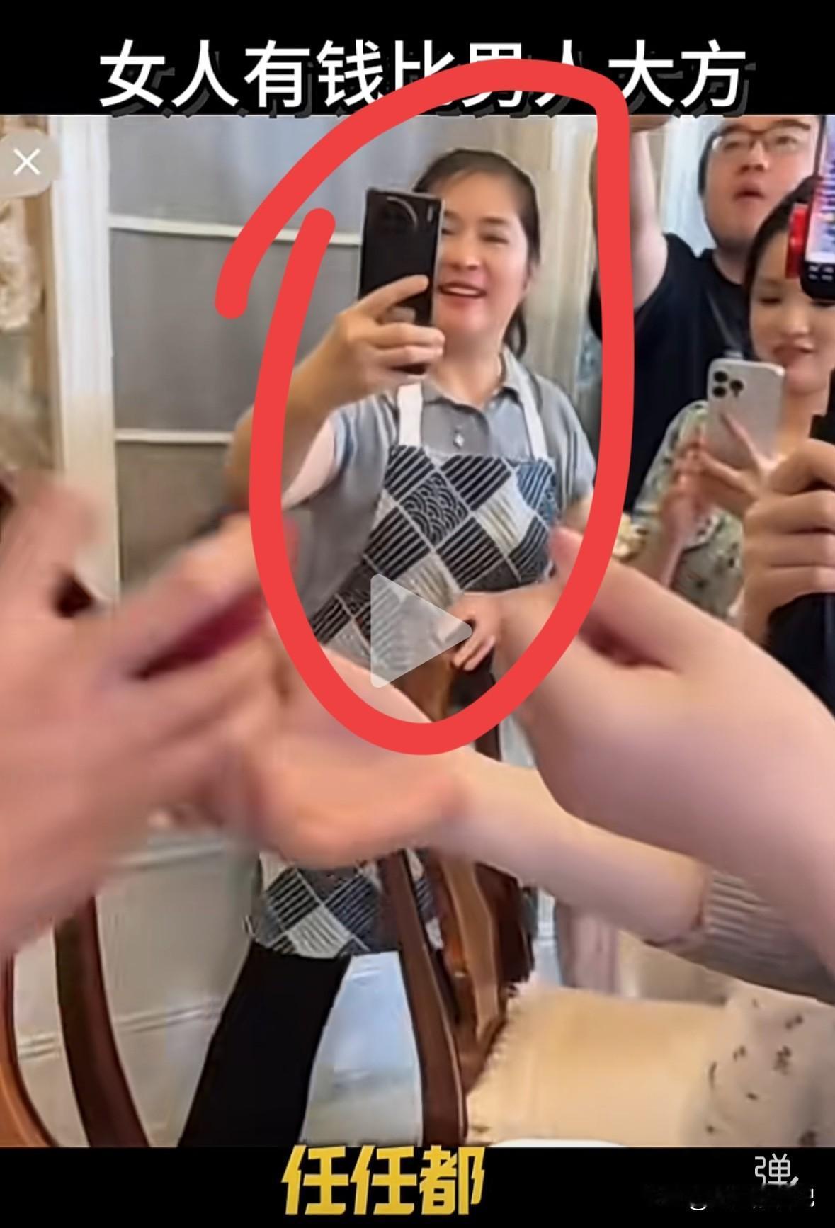 从小宝生下来就是小周阿姨在带，现在她已经不带小宝了，但是她还在会长家里工作，估计
