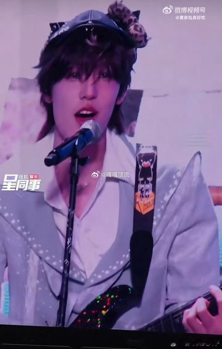 张泽禹爱要坦荡荡猫耳帽时代峰峻乐队舞台信听张泽禹 张泽禹乐队版《爱要坦荡荡》直接