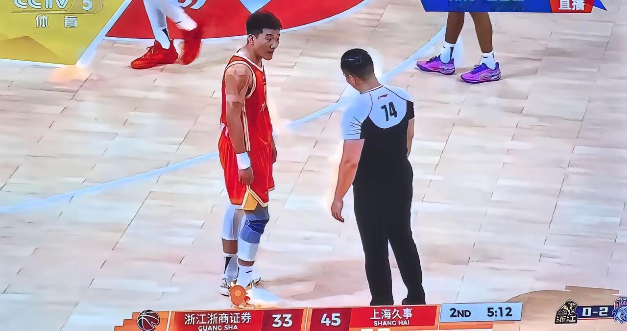 谢谢孙铭徽，这是在CBA联赛季后赛总决赛浙江广夏男篮结束二场客场比赛，上海球迷自