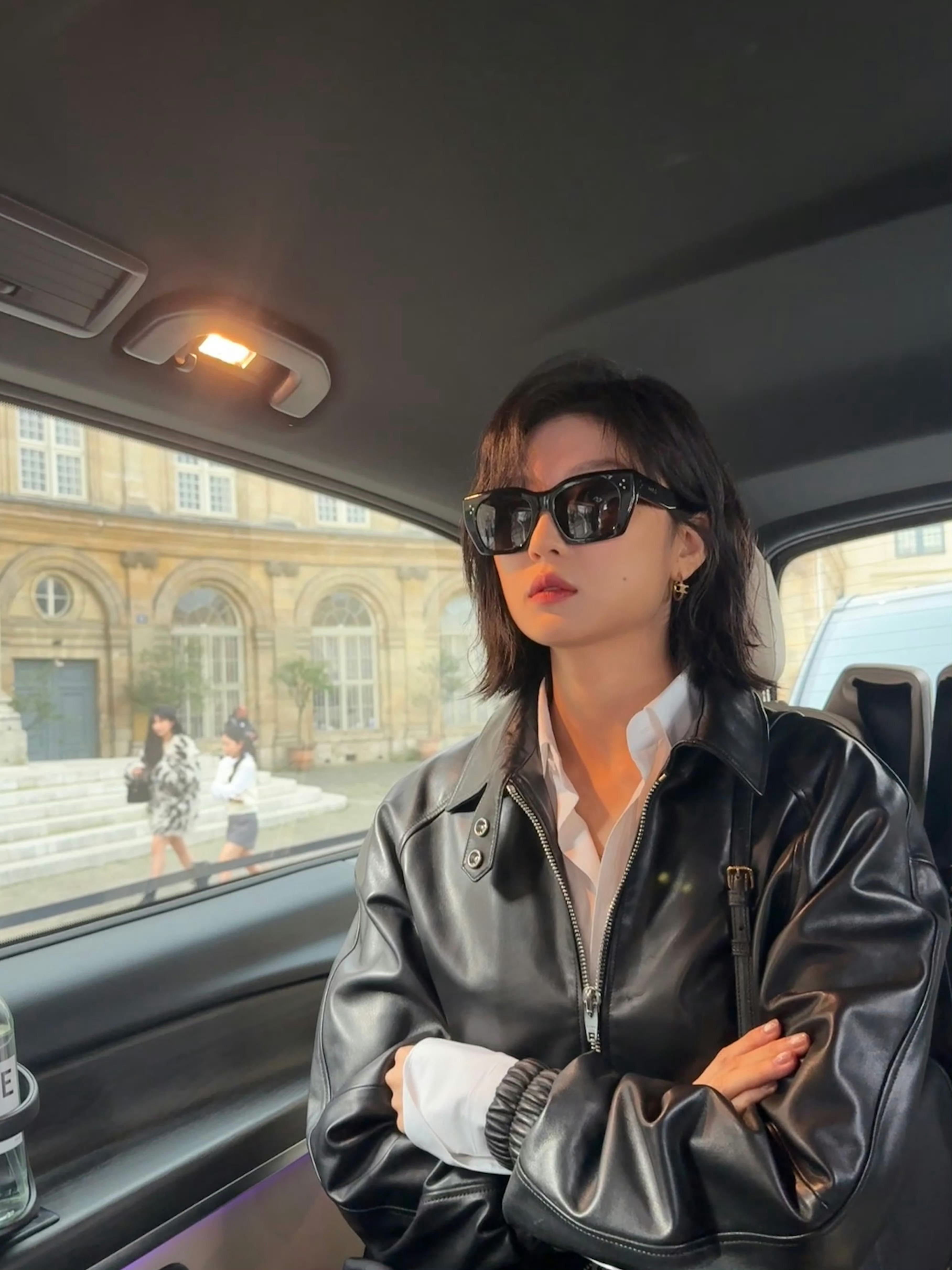 孙千生图 孙千巴黎时装周生图状态真的太好了！皮衣造型真的一整个飒到我了～就这样闪