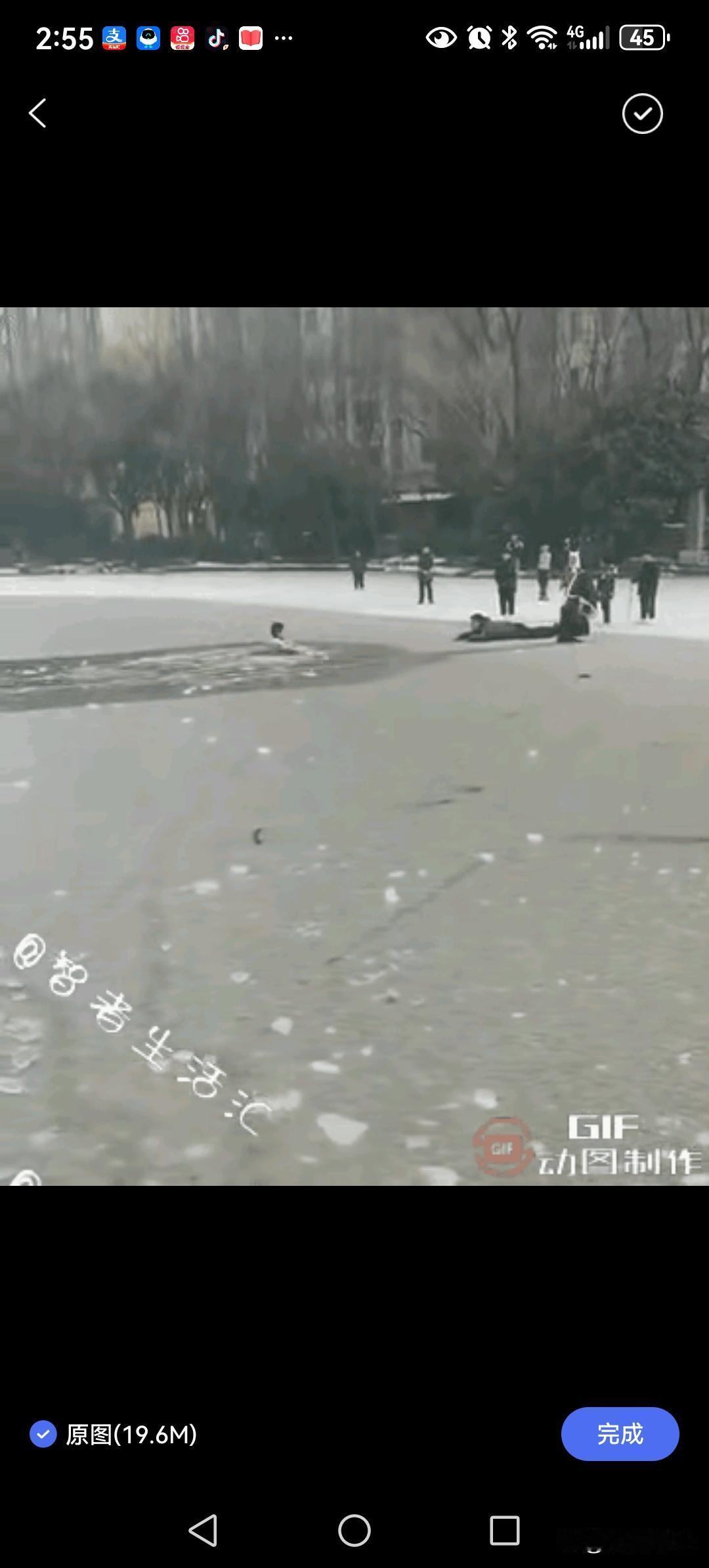 纵身赴寒渊，赤心护生灵

 

刺骨的冰封湖水，没能拦住一位普通人向生命奔赴的决