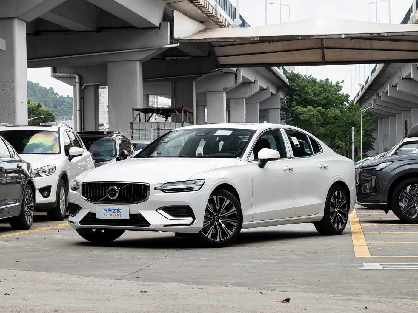2027款沃尔沃S60上市，售价30.69万起。 
