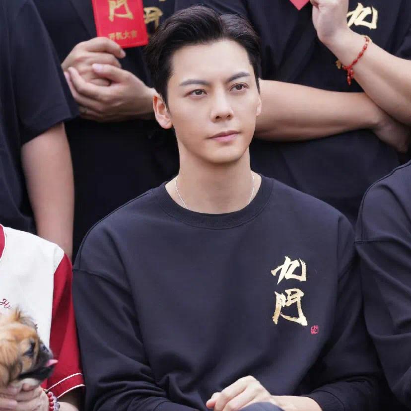 不查不知道

原来陈伟霆还开过演唱会

英皇负债上百亿，公司一哥一姐都出来干活赚