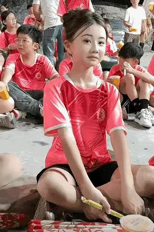 什么表演专业，什么专业训练，你看这小丫头，需要专业训练吗？就这表情，就这眼神，不