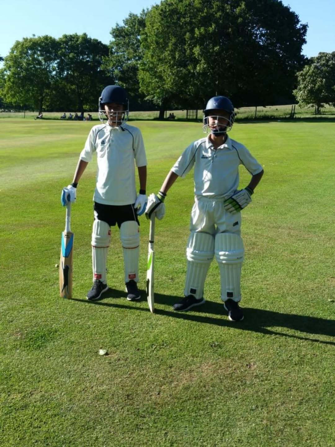 贝林厄姆以约80万英镑的价格收购了伯明翰凤凰队（板球队）1.2%的股份。汤姆·布