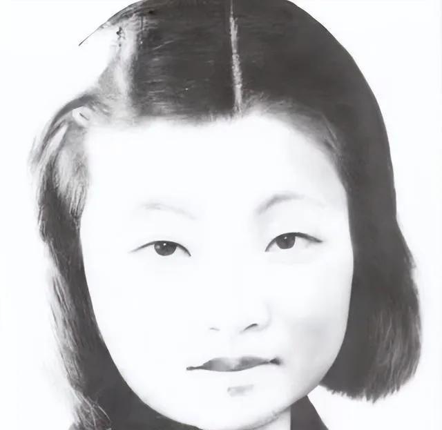 1974年，蒋经国在酒会上，见到多年未见的私生子。然而，蒋经国的反应却让人很意外