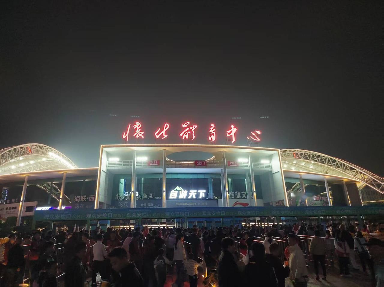 湘超十四妹诞生！
在昨天湘超的比赛中，怀化队主场输给了湘潭，毫无悬念的排在了湘超