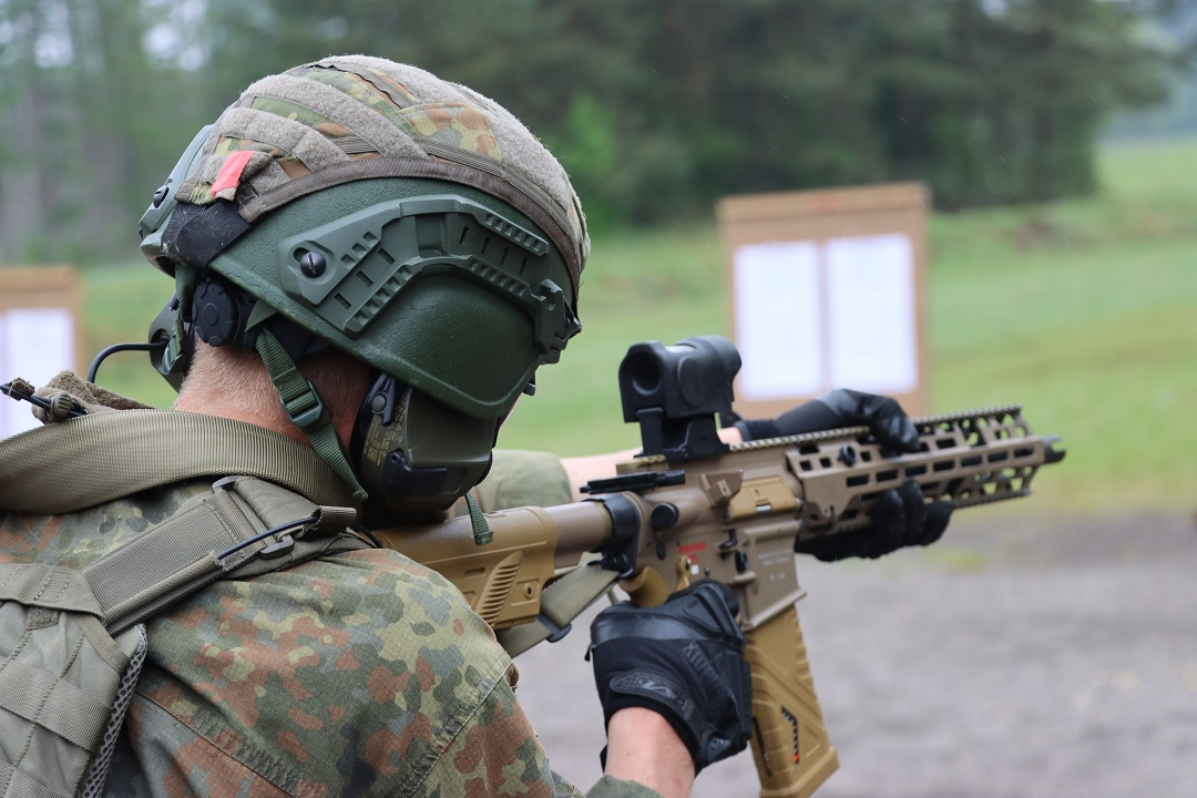 德国联邦国防军第1猎兵营在伯根训练场使用G95进行了实弹射击烽火问鼎计划每天认识
