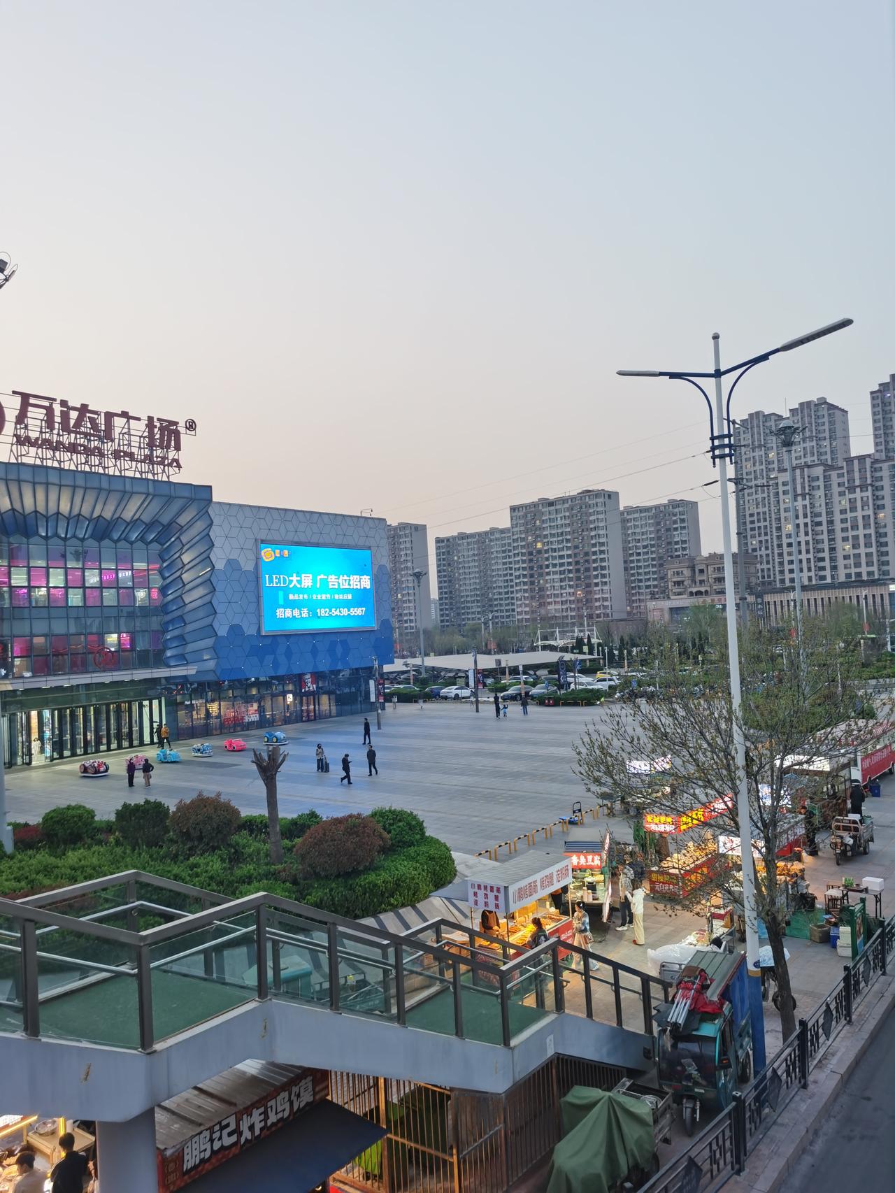 周末的滨州，最热闹的就是万达，人头涌涌，买卖两旺。但是就在万达的对面，建大广场却