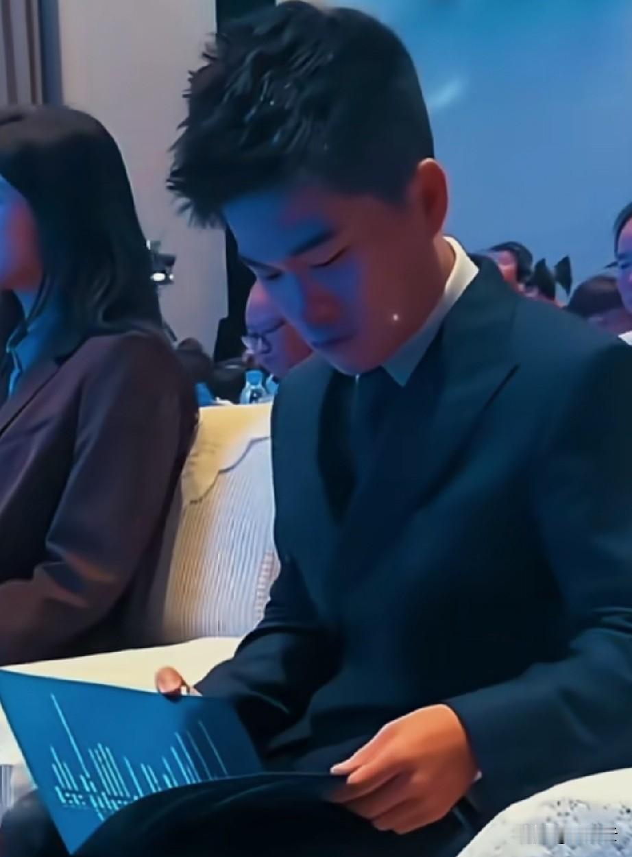 看到这张照片你就会明白董宇辉的成功不是无缘无故的。对一件事是极度认真和专注的，所