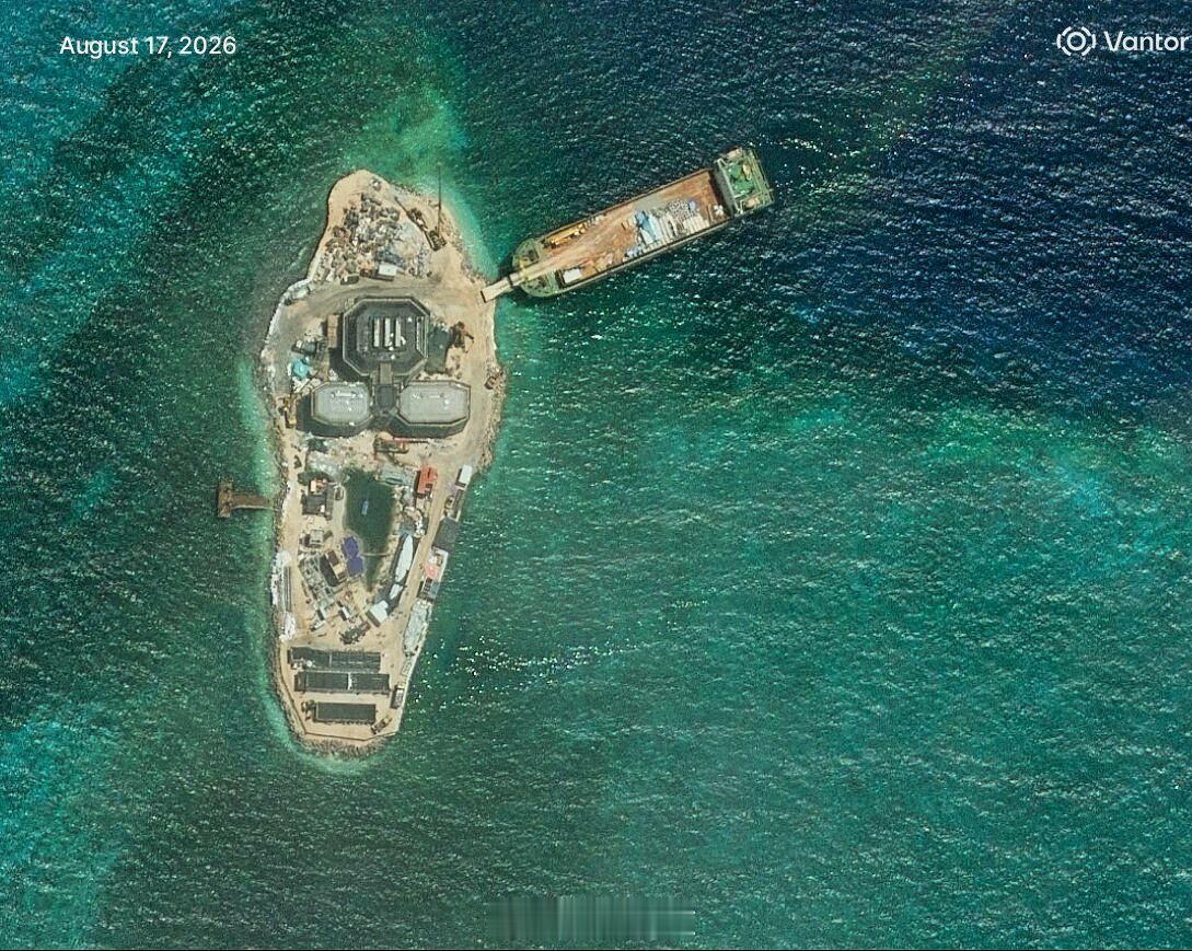南海填岛又有新进展了。羚羊礁基本上已经成型，羚羊岛机场跑道都已经铺设完了，一个活