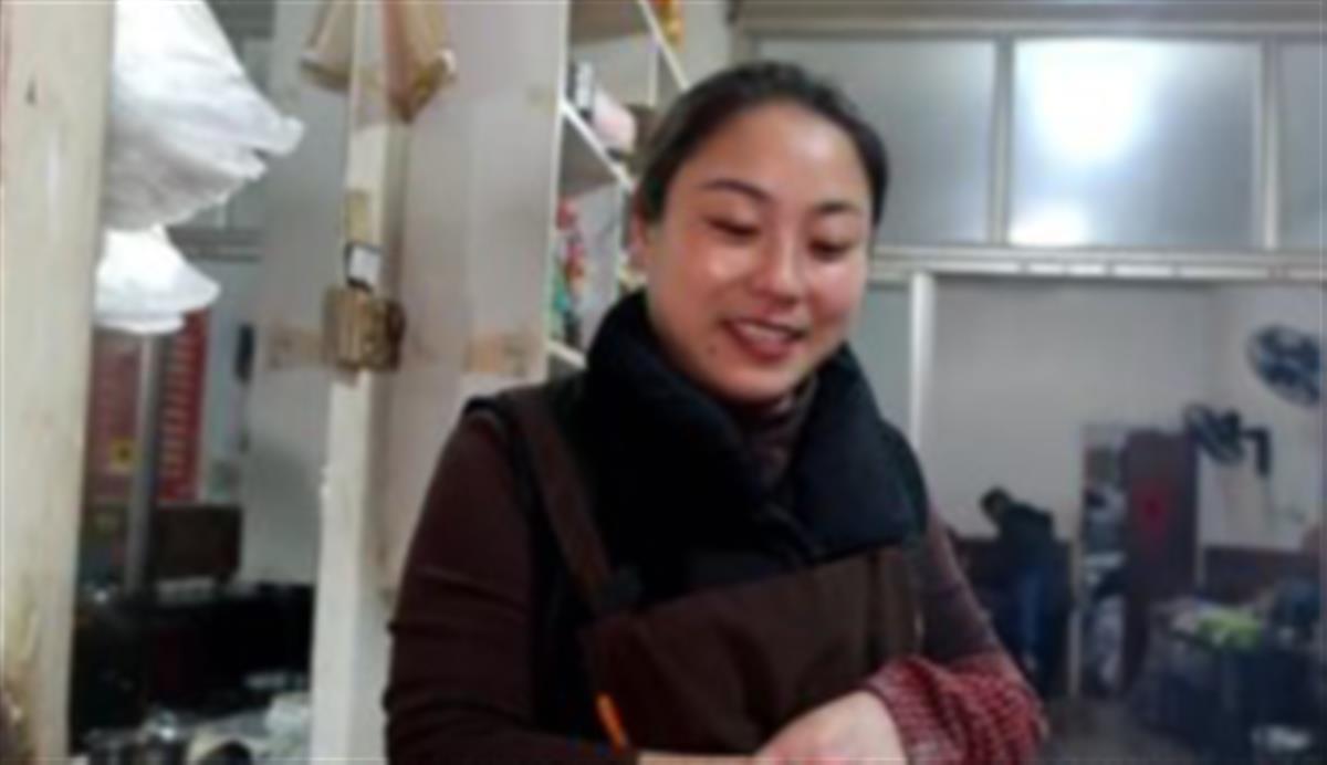在安徽省芜湖市，33岁的潘女士每天凌晨4点就起床开始忙碌，为的是准备一天要卖出的