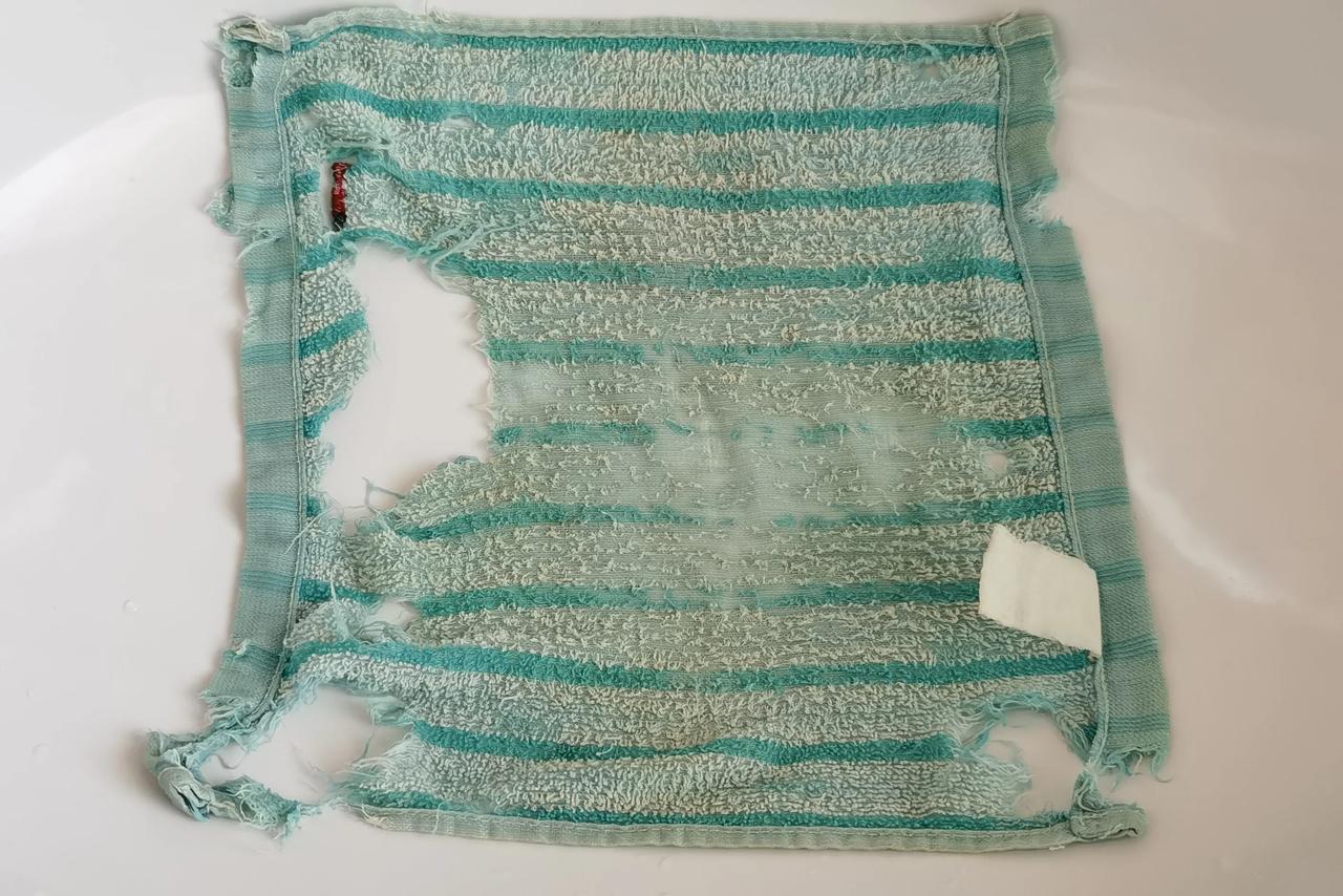 我的毛巾

        现在的产品质量也是没得说了，只用了三年的毛巾能破成这