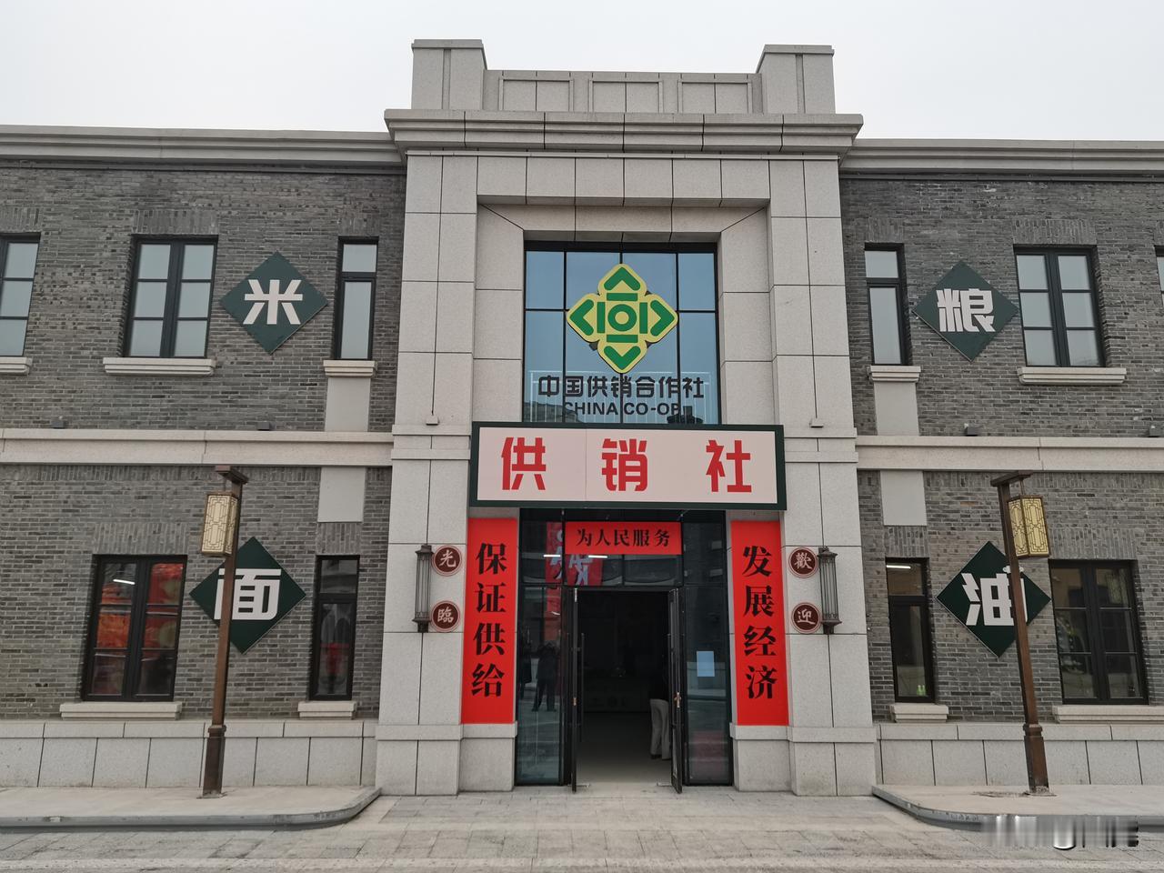 过小年，赶大集，正是人间烟火时。
小年一到，春节的序幕便正式拉开。这一天，除了祭