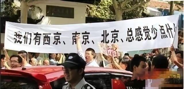 当然是活在当下，未来深不可测