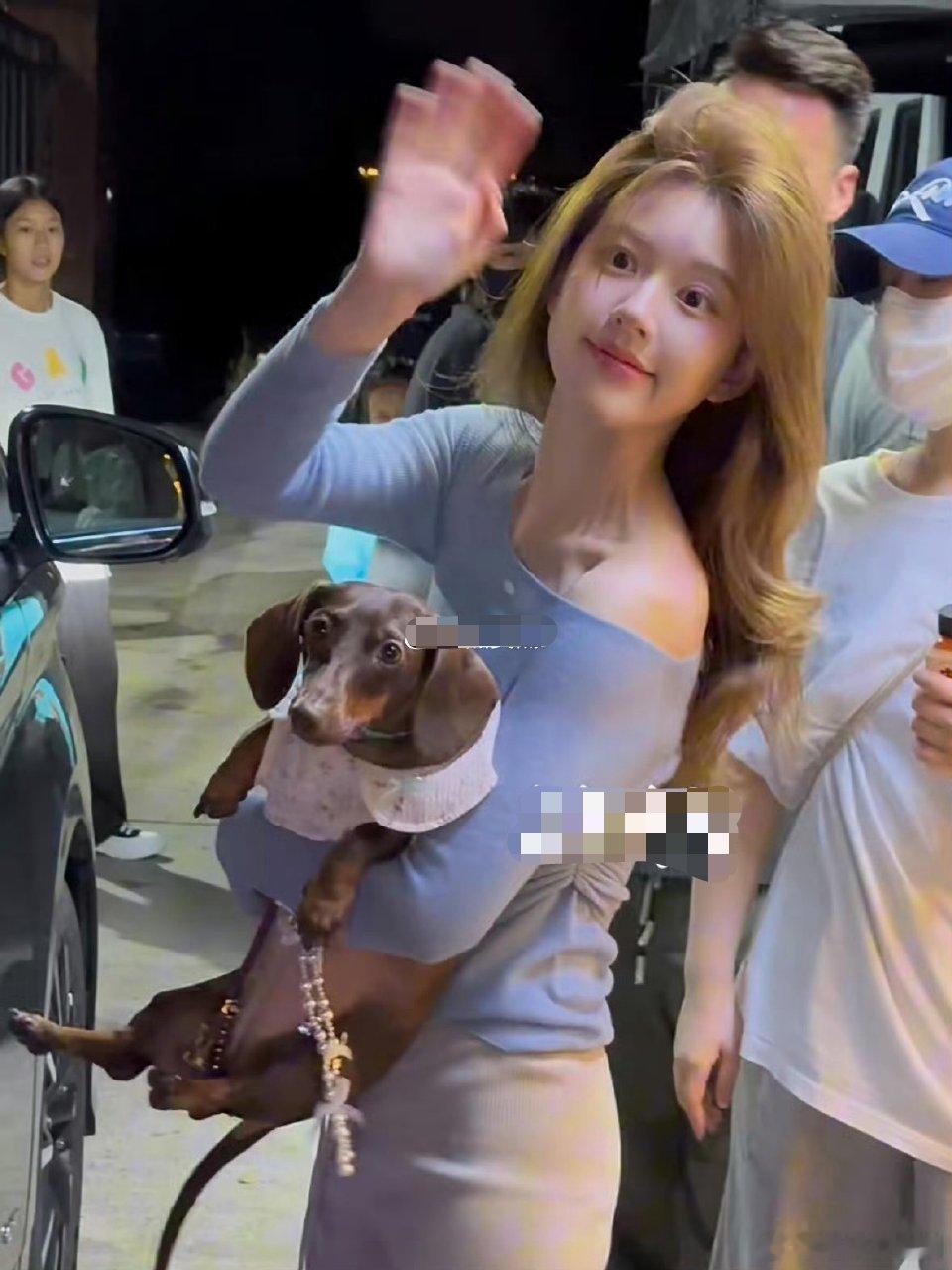 怪不得赵露思被称为娱乐圈的发量王者[开学季][开学季][开学季]这个头发这么茂密