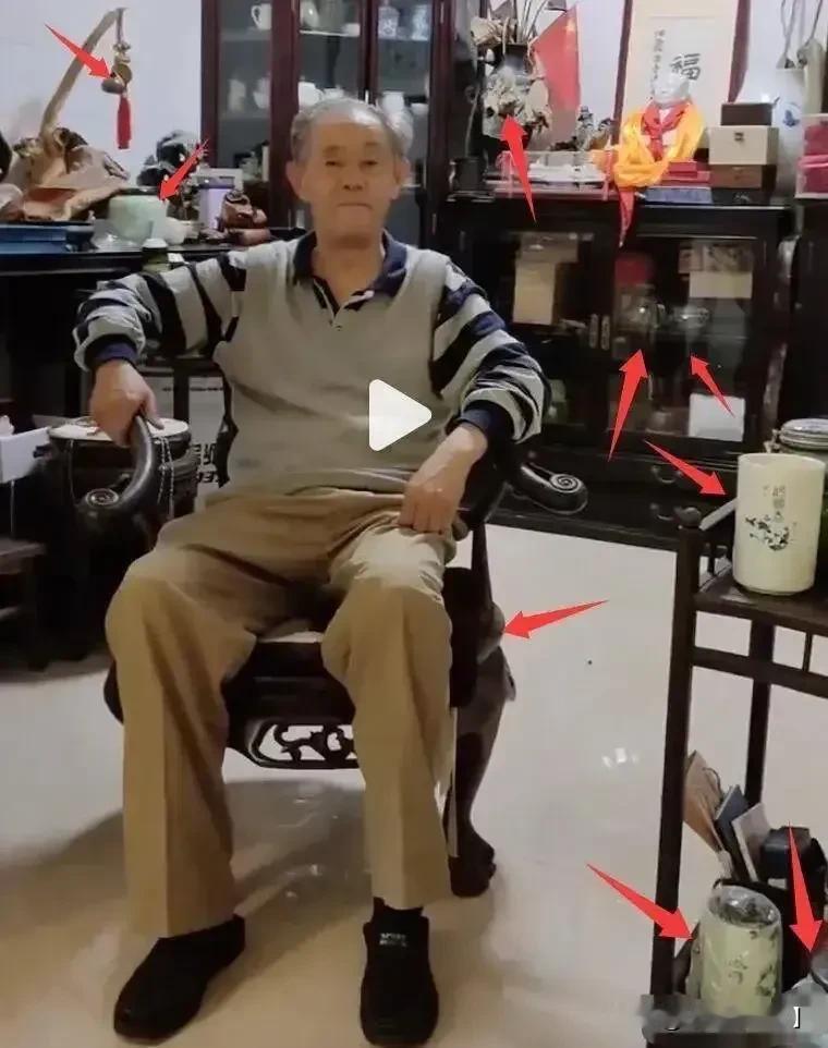 好家伙，图片不放大，还以为略显老态龙钟的徐湖平老爷子坐的是轮椅，原来竟是价值不菲