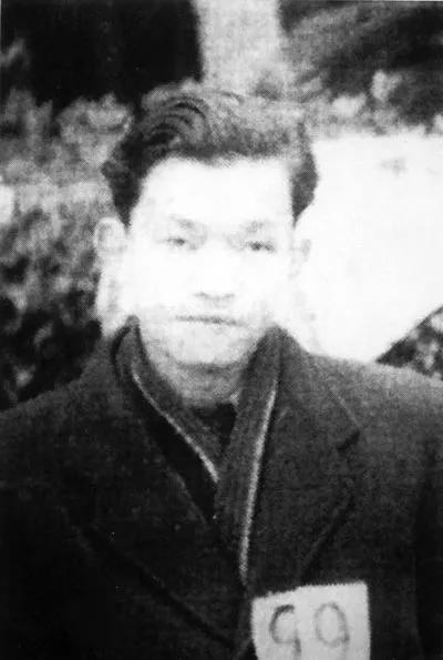 1949年，重庆解放后，军统少将在大街上遇到了一个地下党员，连忙冲上去紧紧抓住对